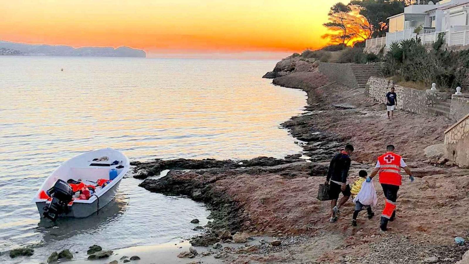 Creu Roja atén les persones rescatades de la pastera arribada a Calp en una imatge d'arxiu