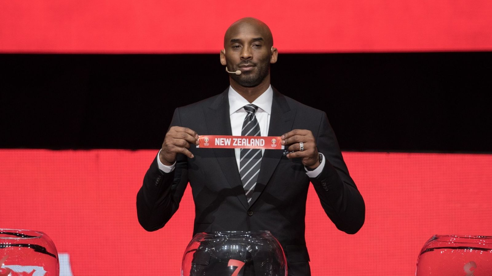 Kobe Bryant ha sigut l'encarregat de traure els noms dels sorteig