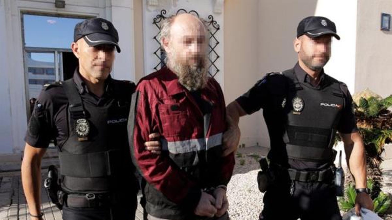 Agents de la Policia Nacional traslladen el detingut als jutjats