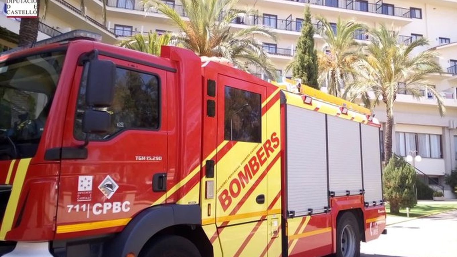 Camió del Consorci Provincial de Bombers de Castelló a l'hotel on s'ha produït l'accident