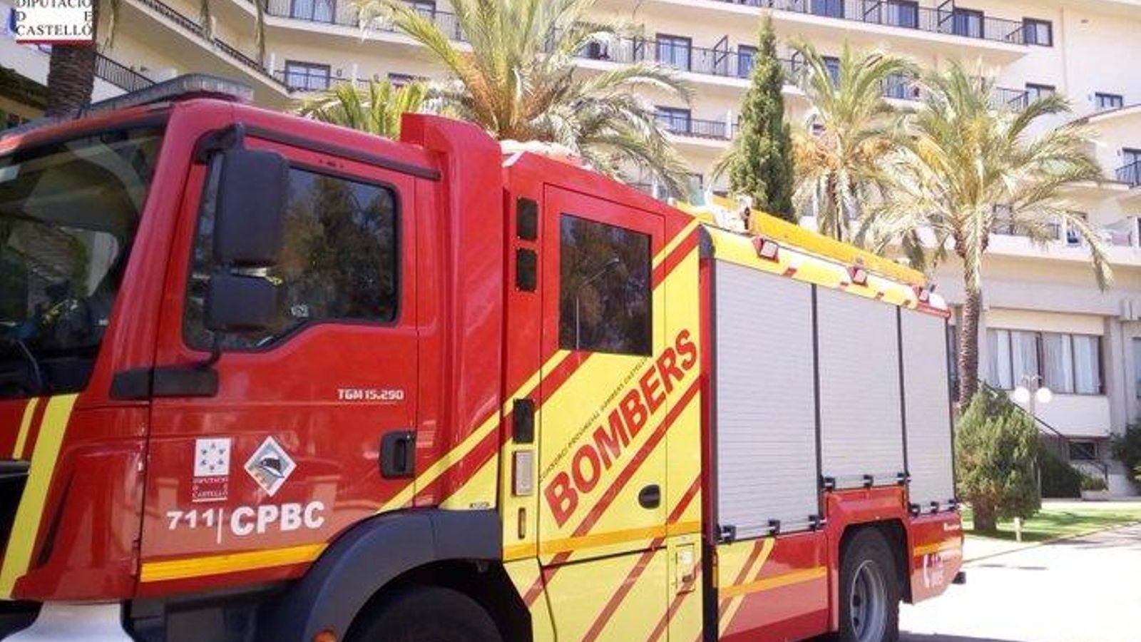 Camió del Consorci Provincial de Bombers de Castelló a l'hotel on s'ha produït l'accident