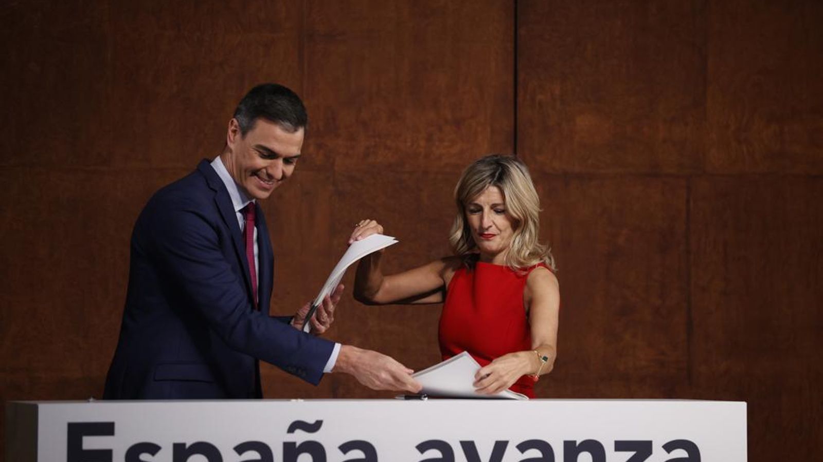 Els líders del PSOE i Sumar, en la signatura pública de l'acord