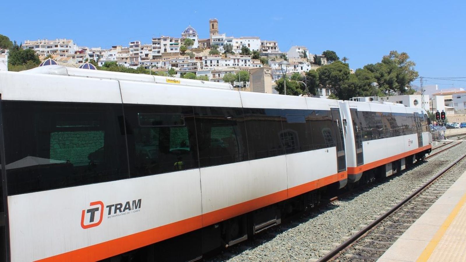 El Tram arribant a una localitat de la Marina en una imatge d'arxiu