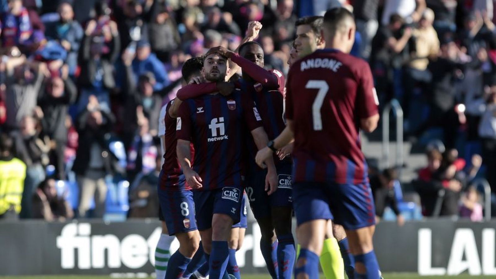 Els jugadors del CD Eldense celebren un dels gols