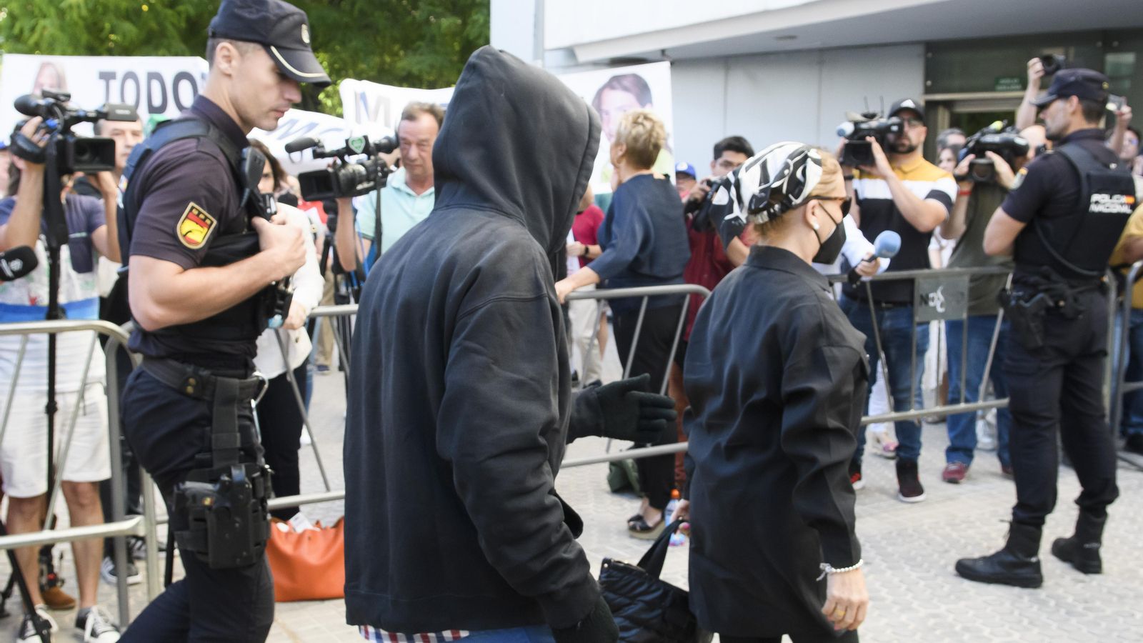 Francisco Javier García, el Cuco i sa mare a l'entrada dels jutjats de Sevilla aquest dijous