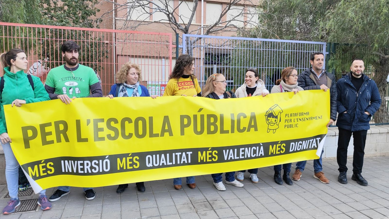Protesta de la Plataforma per l'Ensenyament al CEIP Enric Valor, este dijous