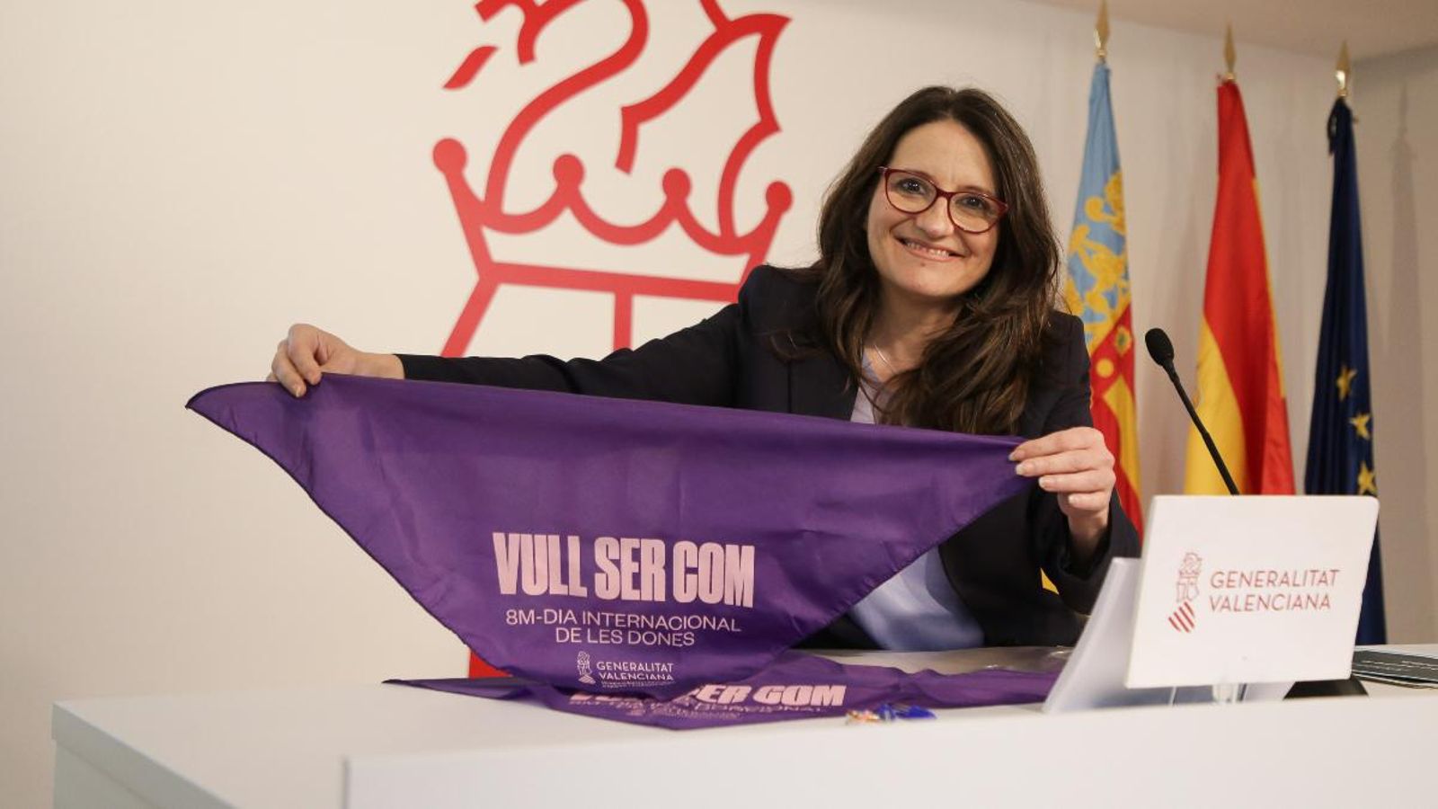 Mónica Oltra mostra un mocador amb l'eslògan "Vull ser com"