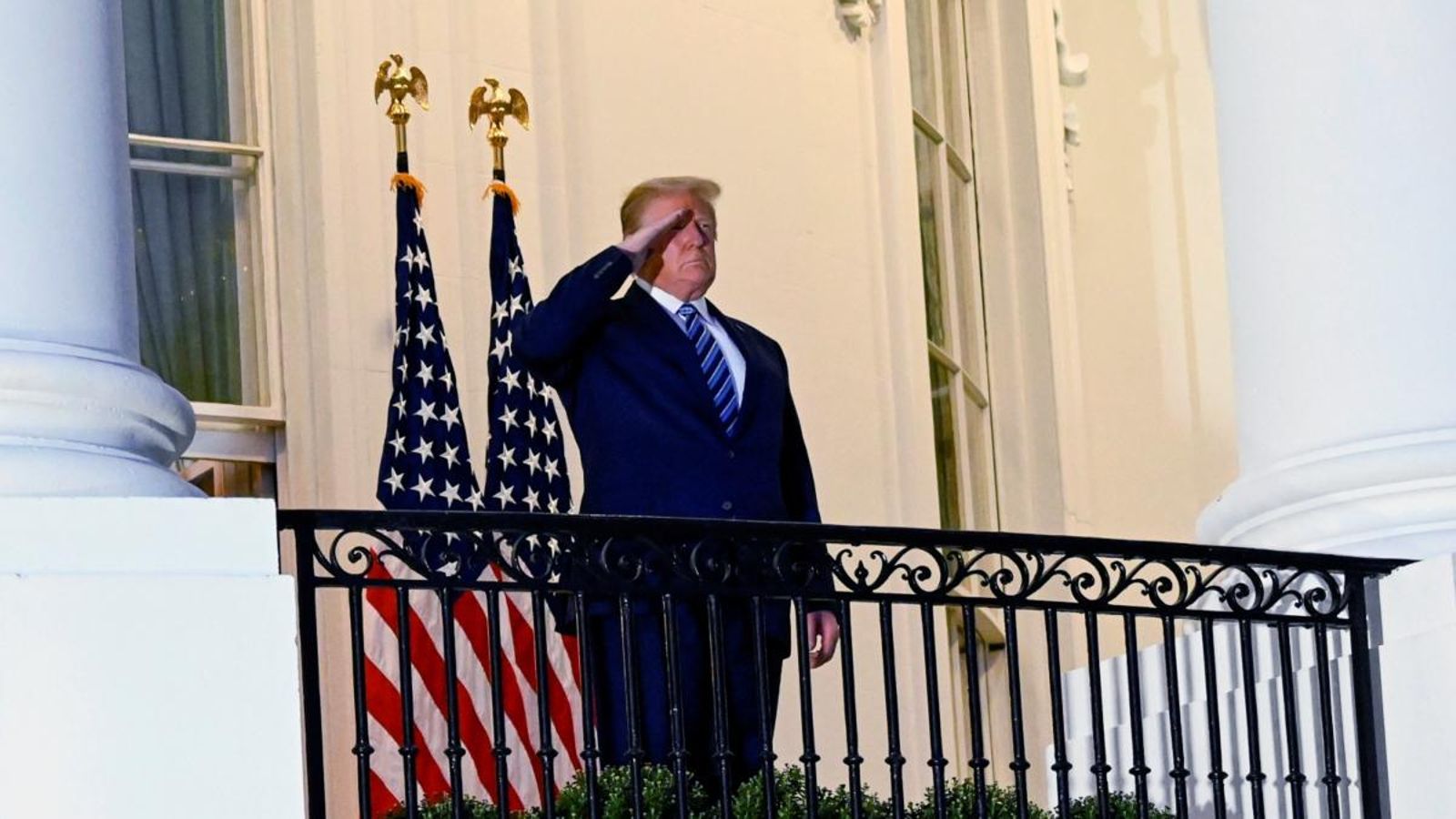 El president dels EUA, Donald Trump, fa la salutació militar des de Casa Blanca