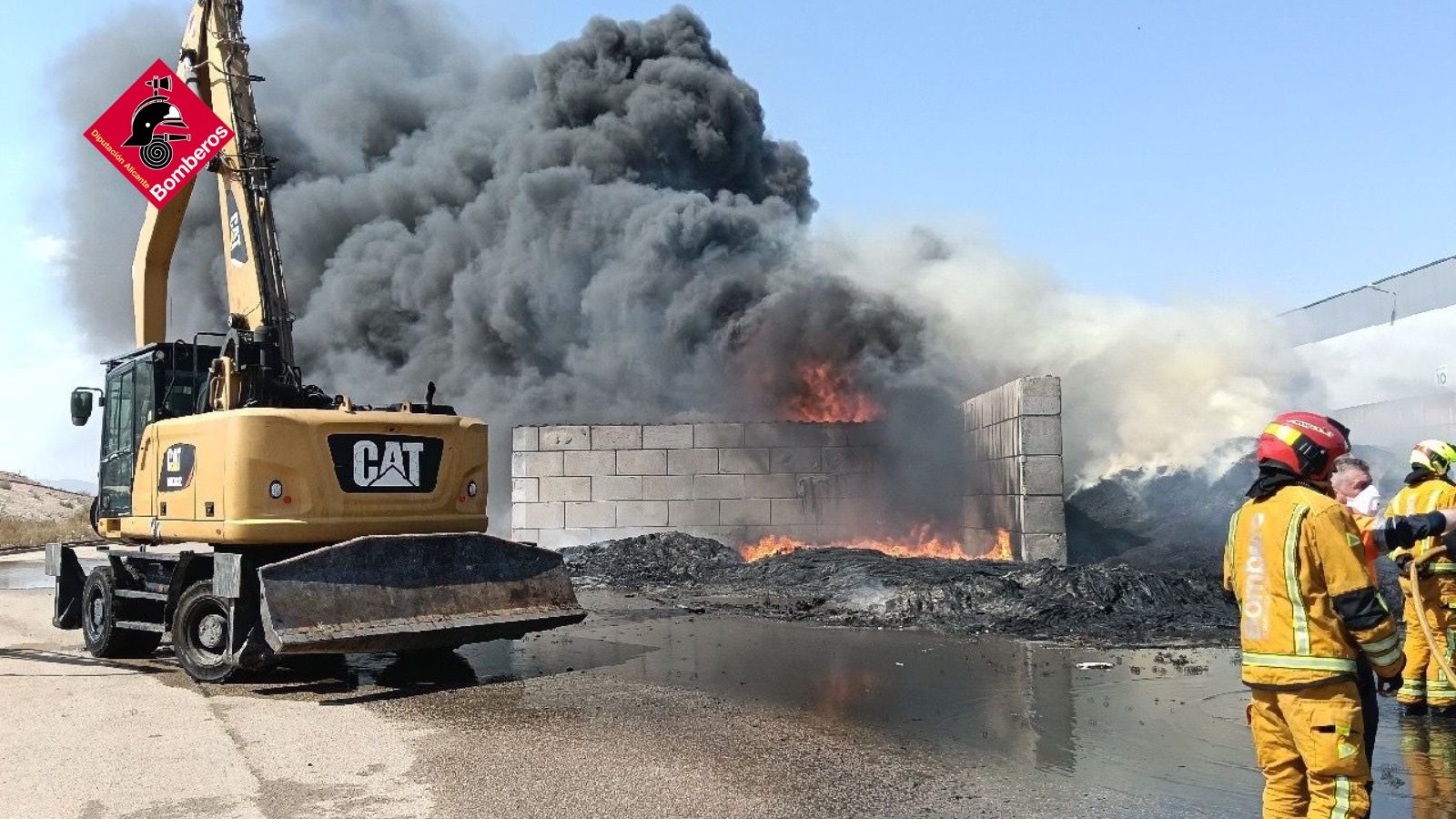 Efectius del Consorci Provincial de Bombers d'Alacant treballen per apagar l'incendi declarat a la planta de reciclatge de Villena