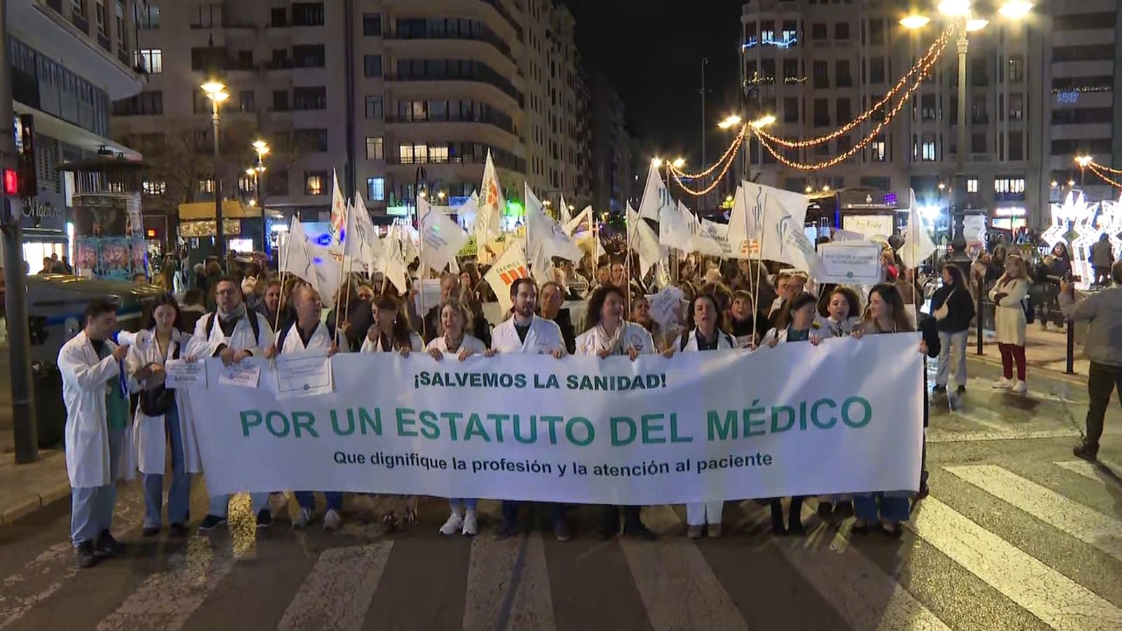 La manifestació pels carrers de València