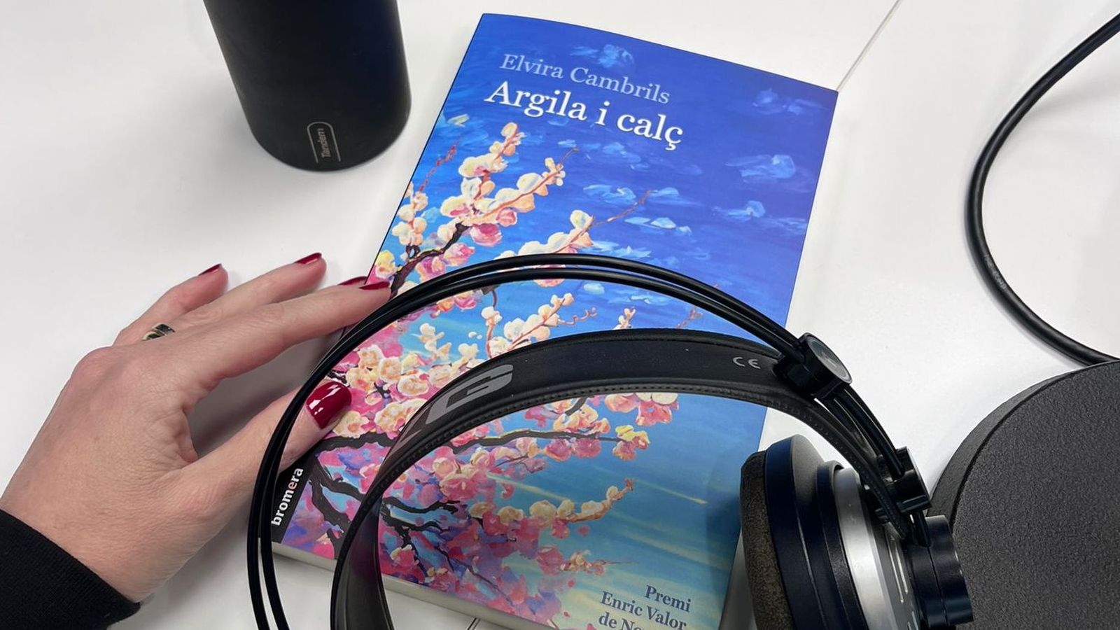 10.01.2024 | ''A cau de lletra'': l'escriptora de Pego Elvira Cambrils ens presenta 'Argila i calç'