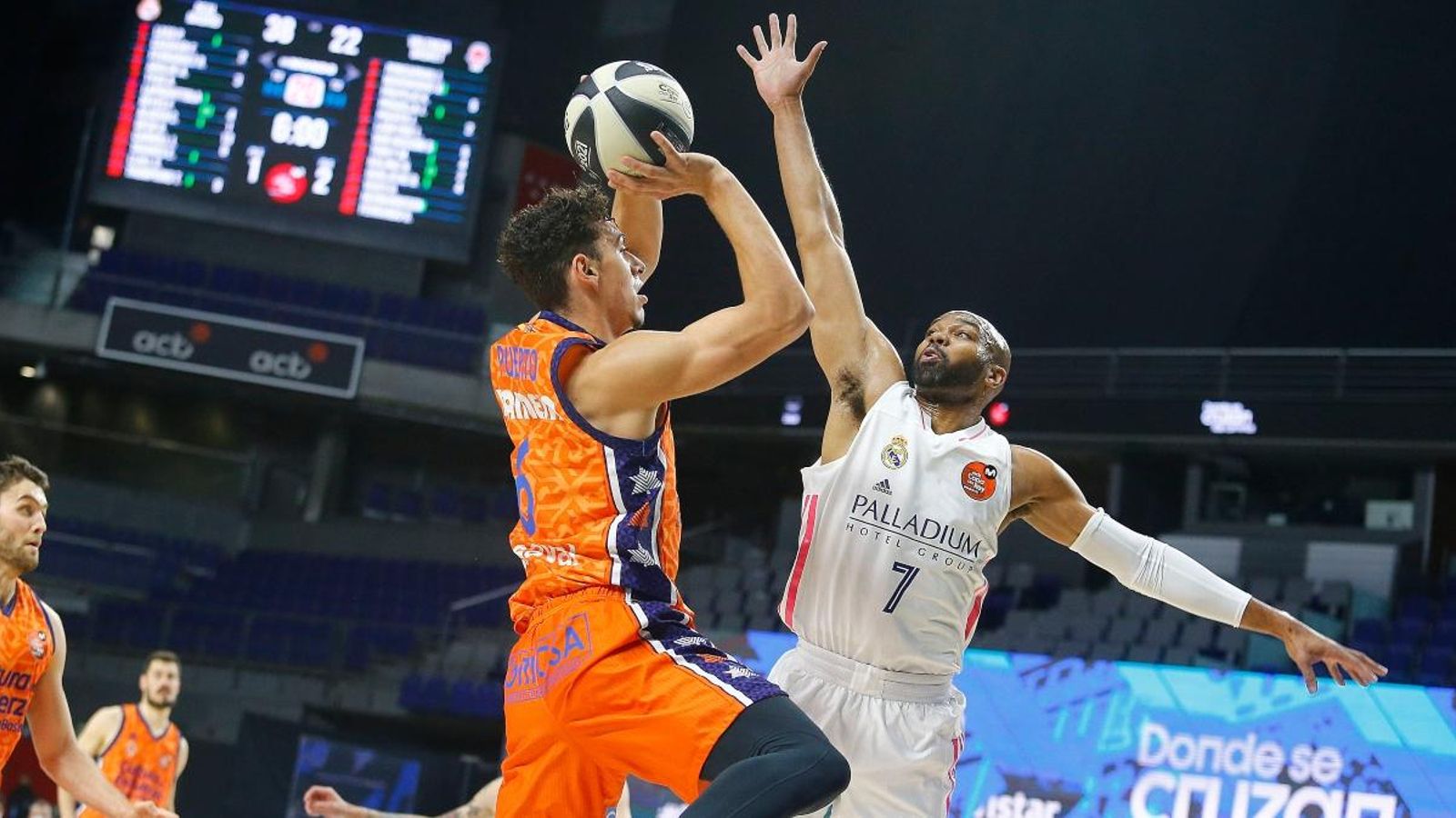 Josep Puerto en una acció en el partit contra el Reial Madrid de Copa del Rei