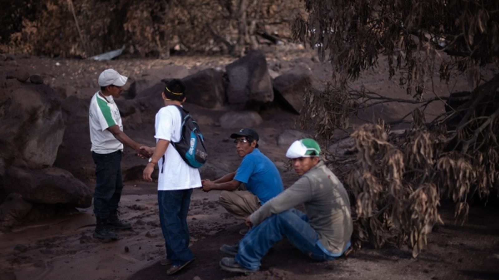 Un grup de supervivents descansa després de les labors de recerca
