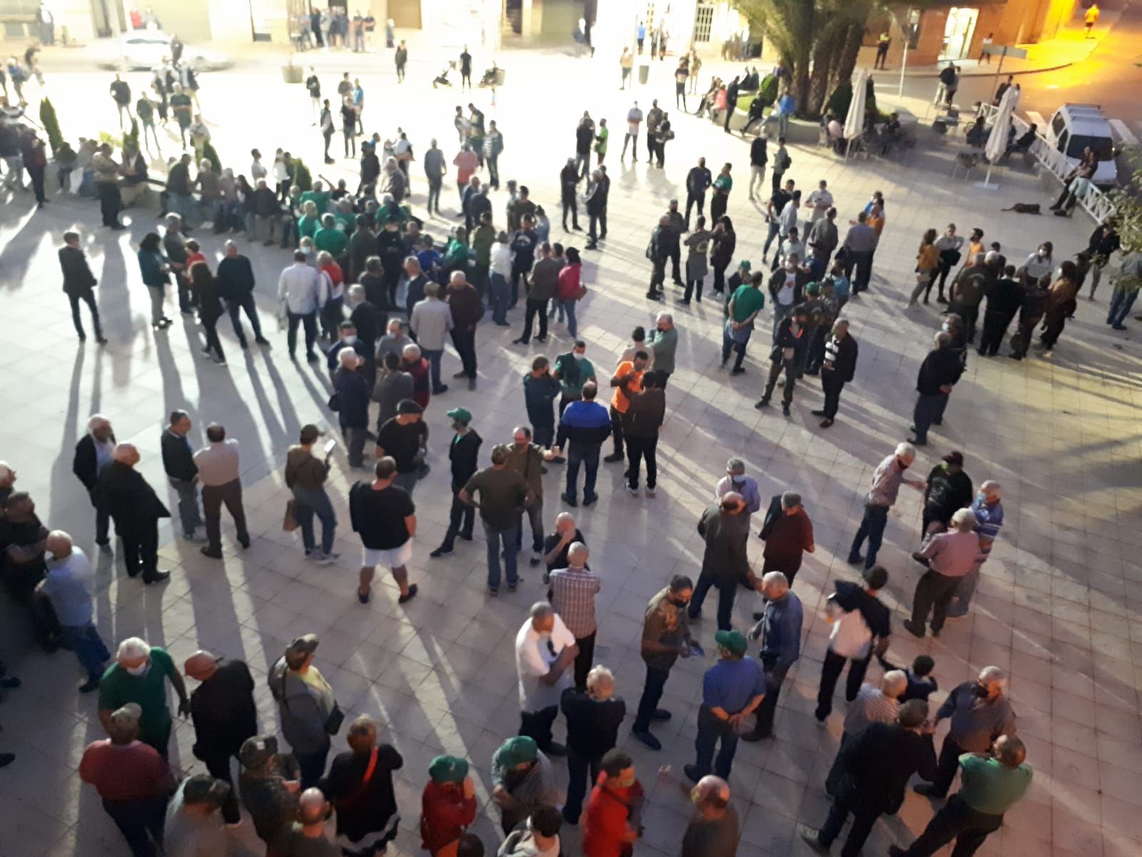 Imatge de la concentració en favor de la cistella malla organitzada per Apaval davant de l'ajuntament de l'Alcora