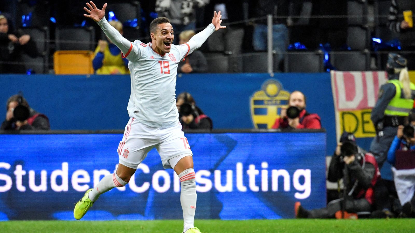 Rodrigo celebra el gol