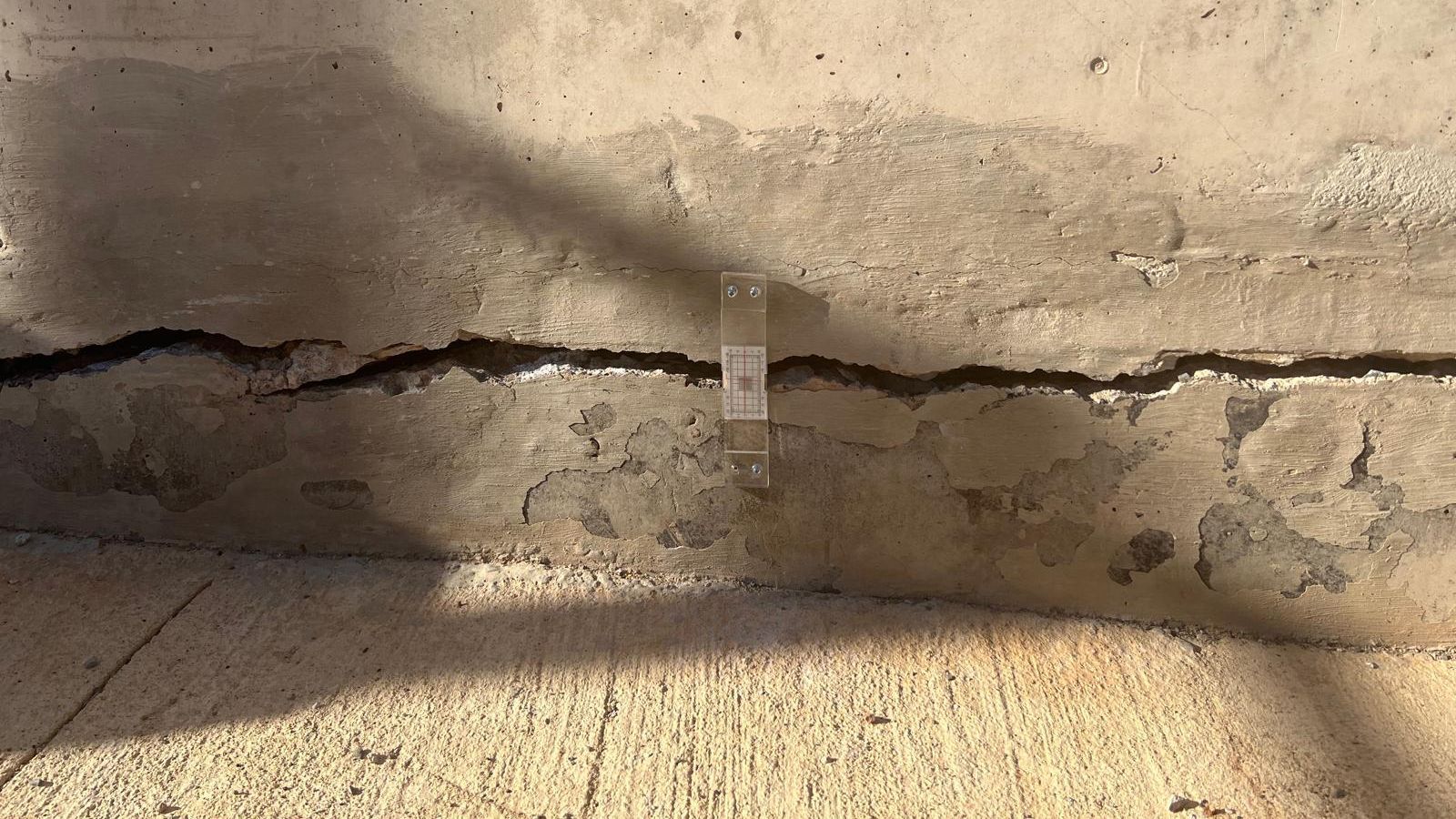 L'alumnat del centre educatiu que presenta els clevills es reubicarà com a mesura preventiva