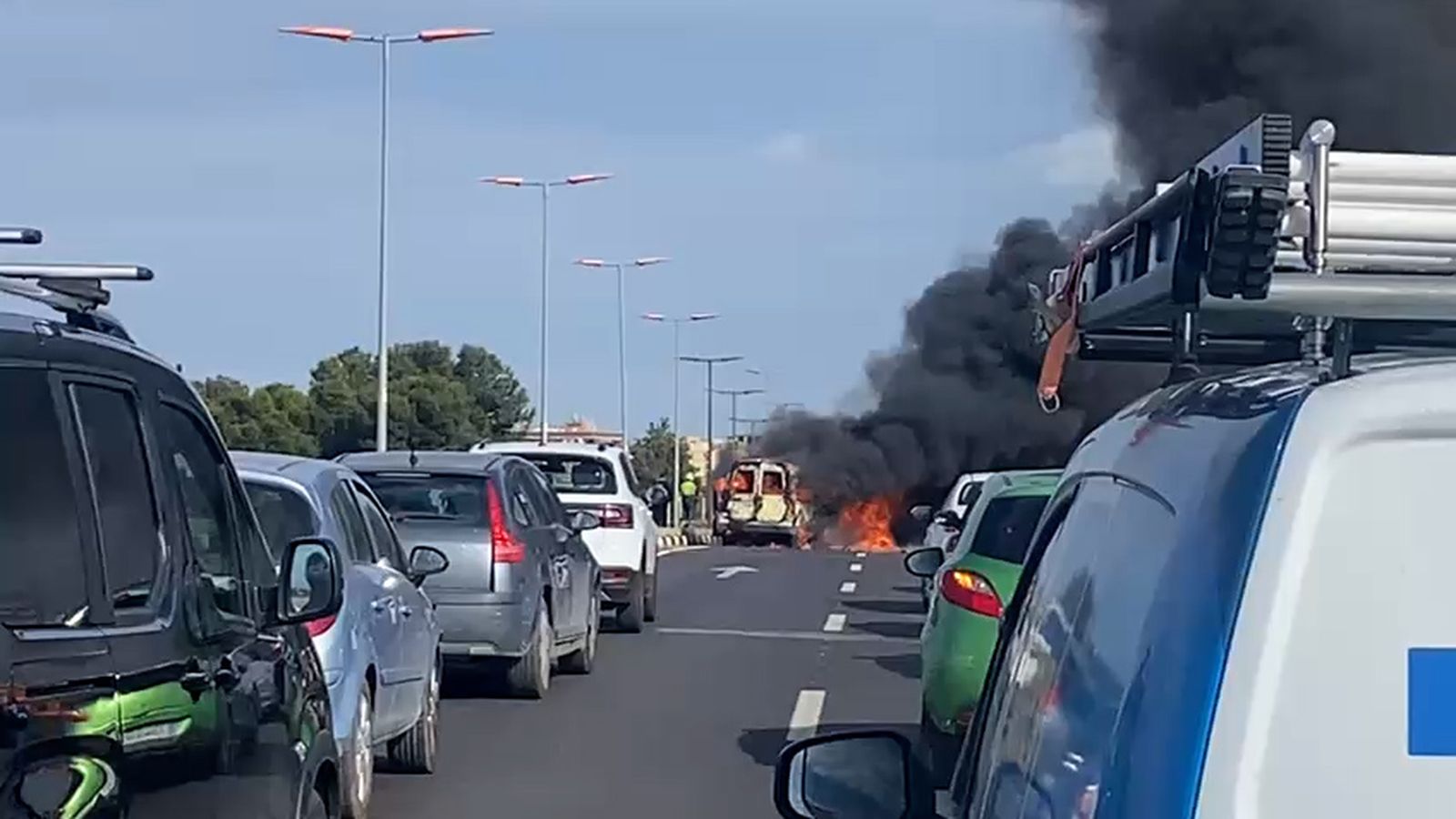 Dos vehicles s'incendien després de xocar a la CV-36