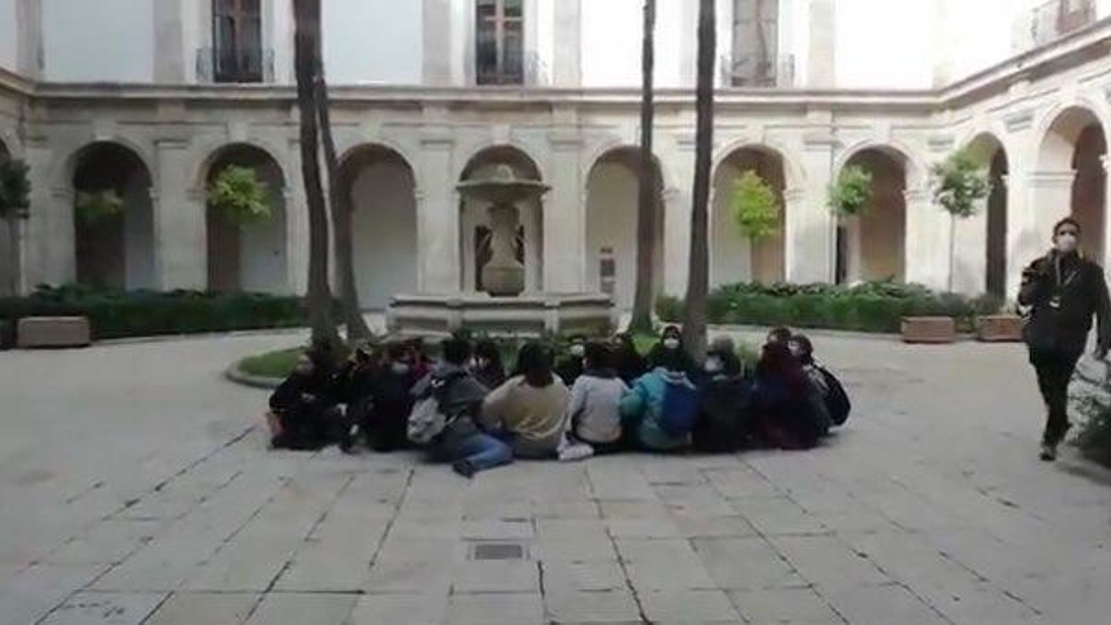 Les activistes a terra, en el pati interior de la Delegació del Govern de València