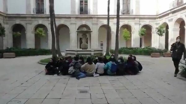 Manifestació de les activistes davant la Delegació del Govern de València Les activistes a terra, en el pati interior de la Delegació del Govern de València