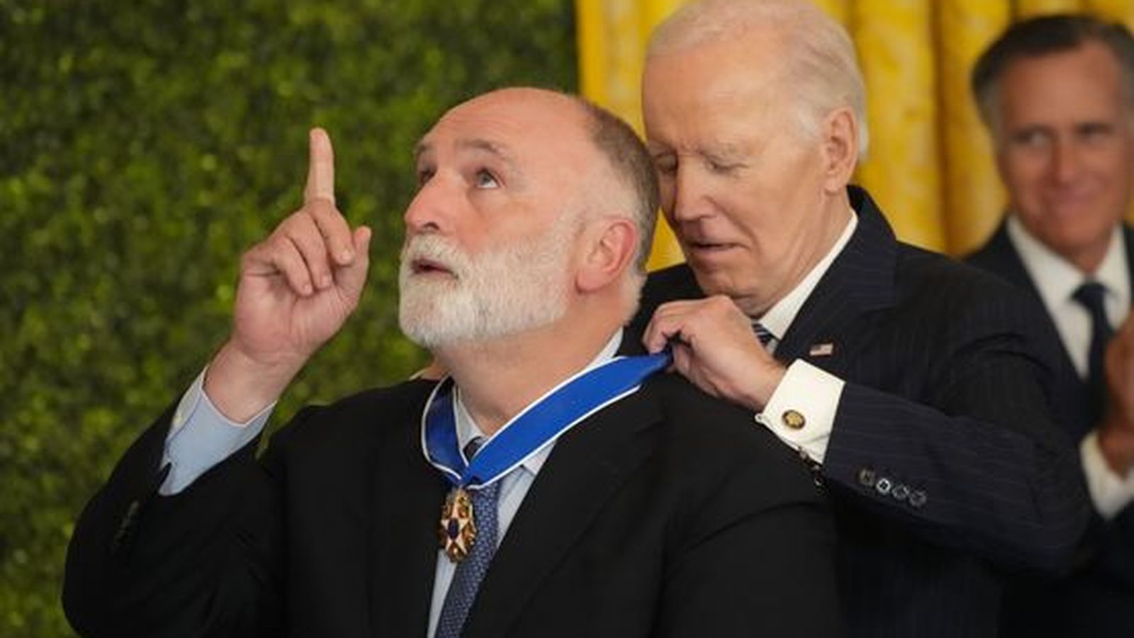 El xef espanyol José Andrés rep la Medalla de la Llibertat de mans de Joe Biden, a la Casa Blanca el passat 5 de gener