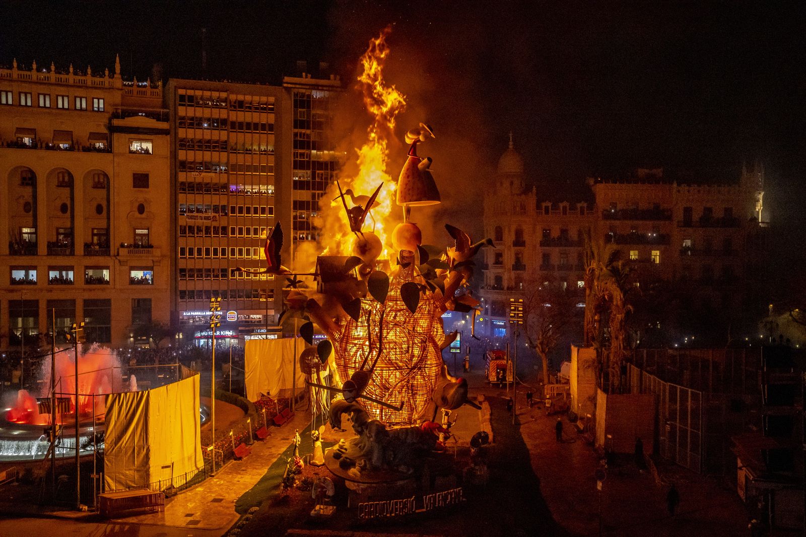 Moment de la cremà del monument municipal, "Cardioversió valenciana"