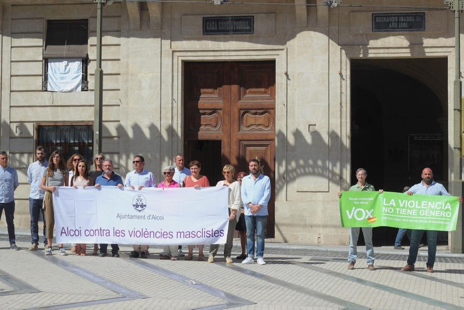 Concentració contra la violència masclista a Alcoi, en què Vox ha tret una pancarta paral·lela