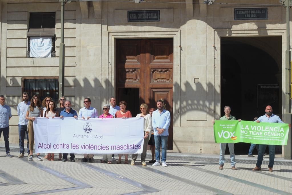 Concentració contra la violència masclista a Alcoi, en què Vox ha tret una pancarta paral·lela Concentració contra la violència masclista a Alcoi, en què Vox ha tret una pancarta paral·lela