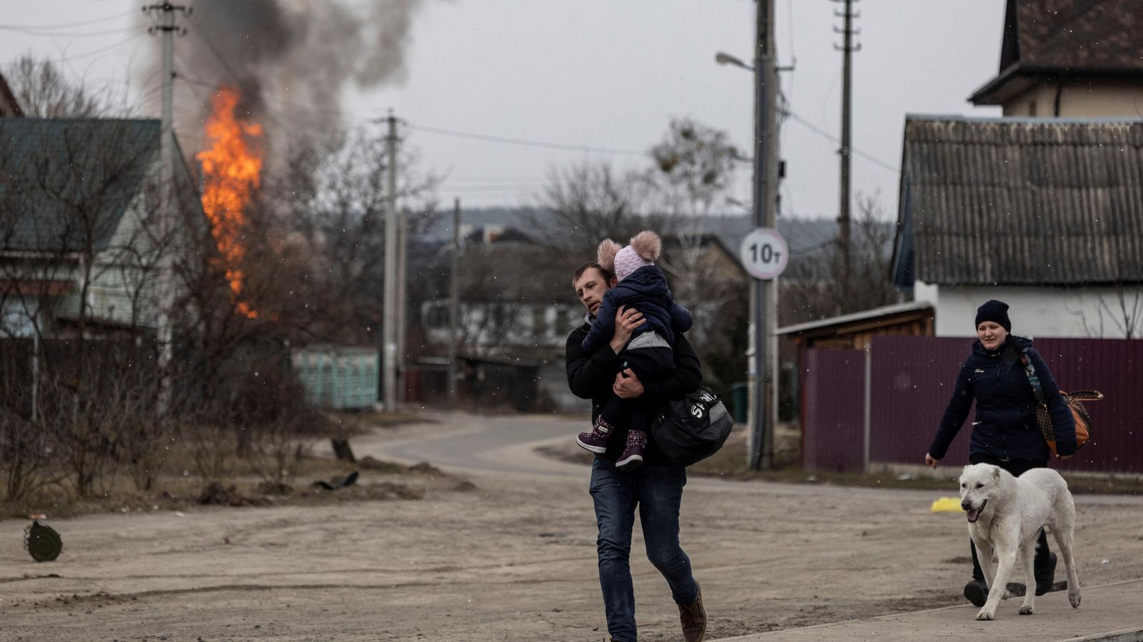 Residents locals escapen d'Irpín mentre les tropes russes avancen cap a Kíiv