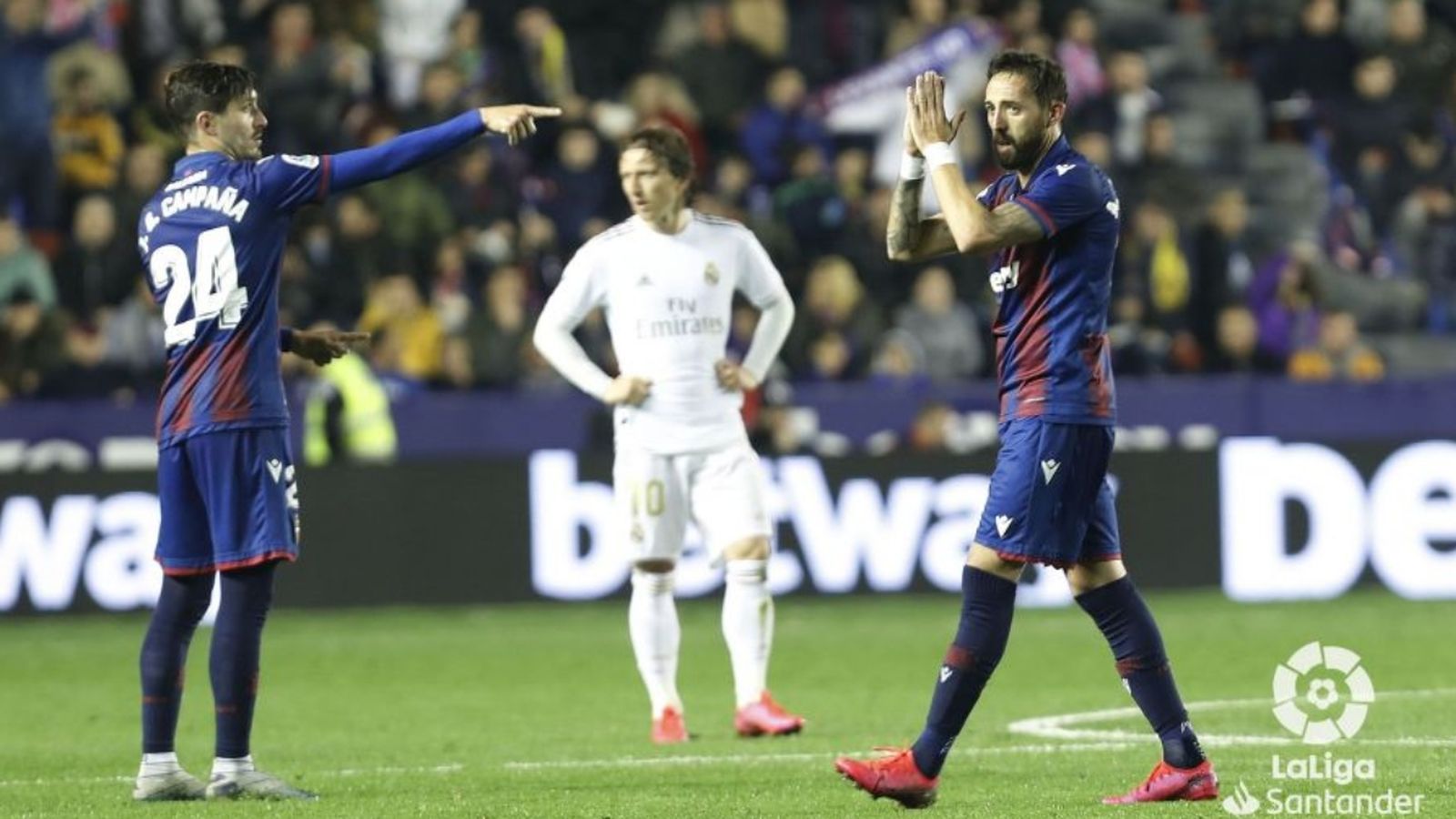 Morales abandona el camp després de marcar el gol, entre aplaudiments