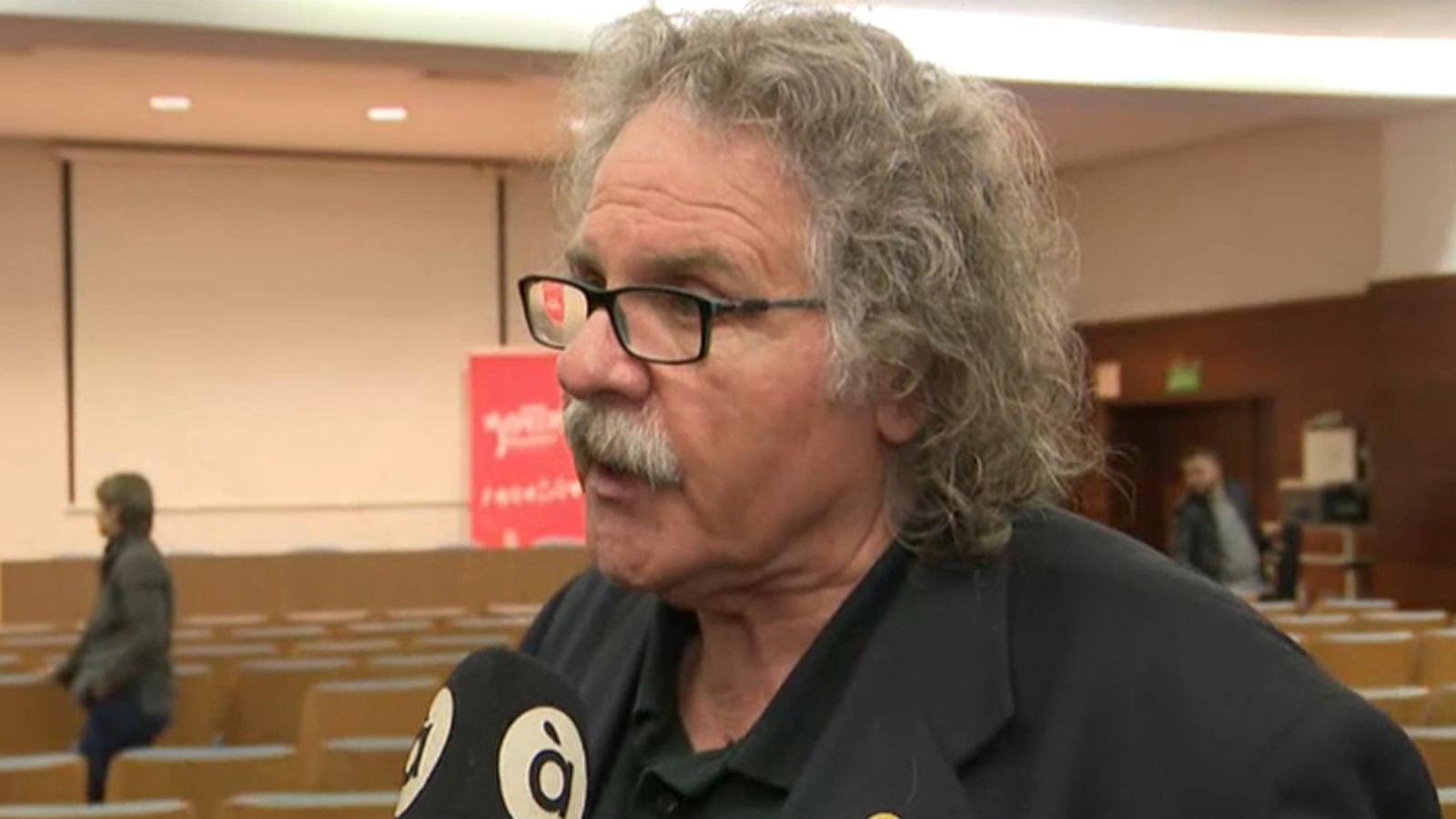 Joan Tardà dona una conferència a València, tot i l’intent de boicot de grups d’extrema dreta