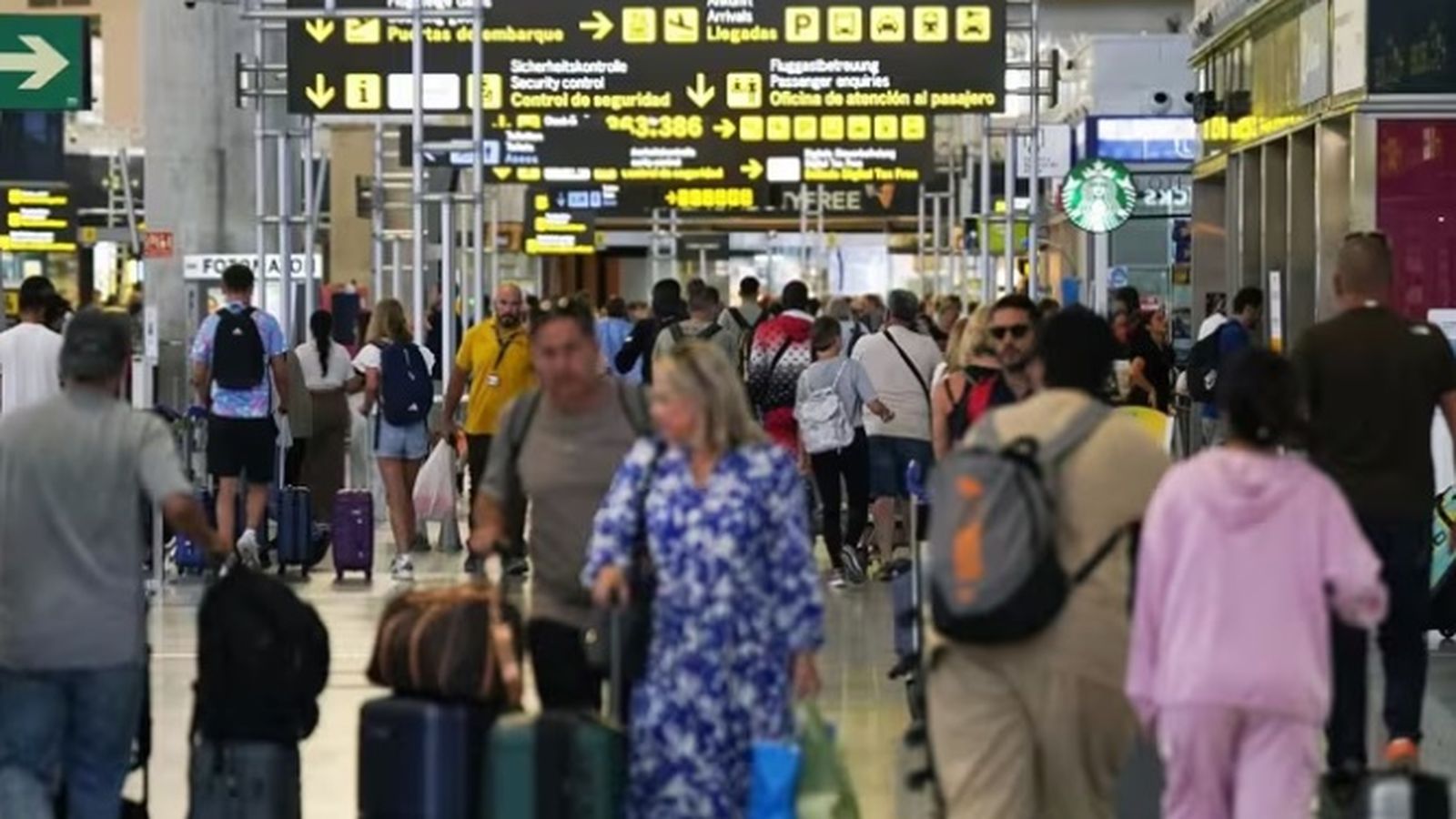 Passatgers en l'aeroport de Màlaga en una imatge d'arxiu