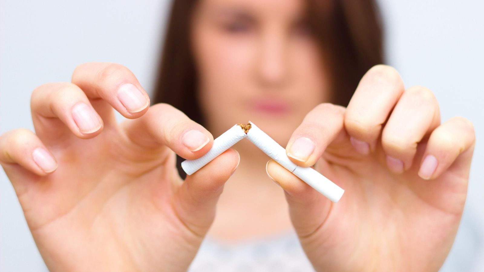 Una jove trenca un cigarret (arxiu) Una jove trenca un cigarret (arxiu)