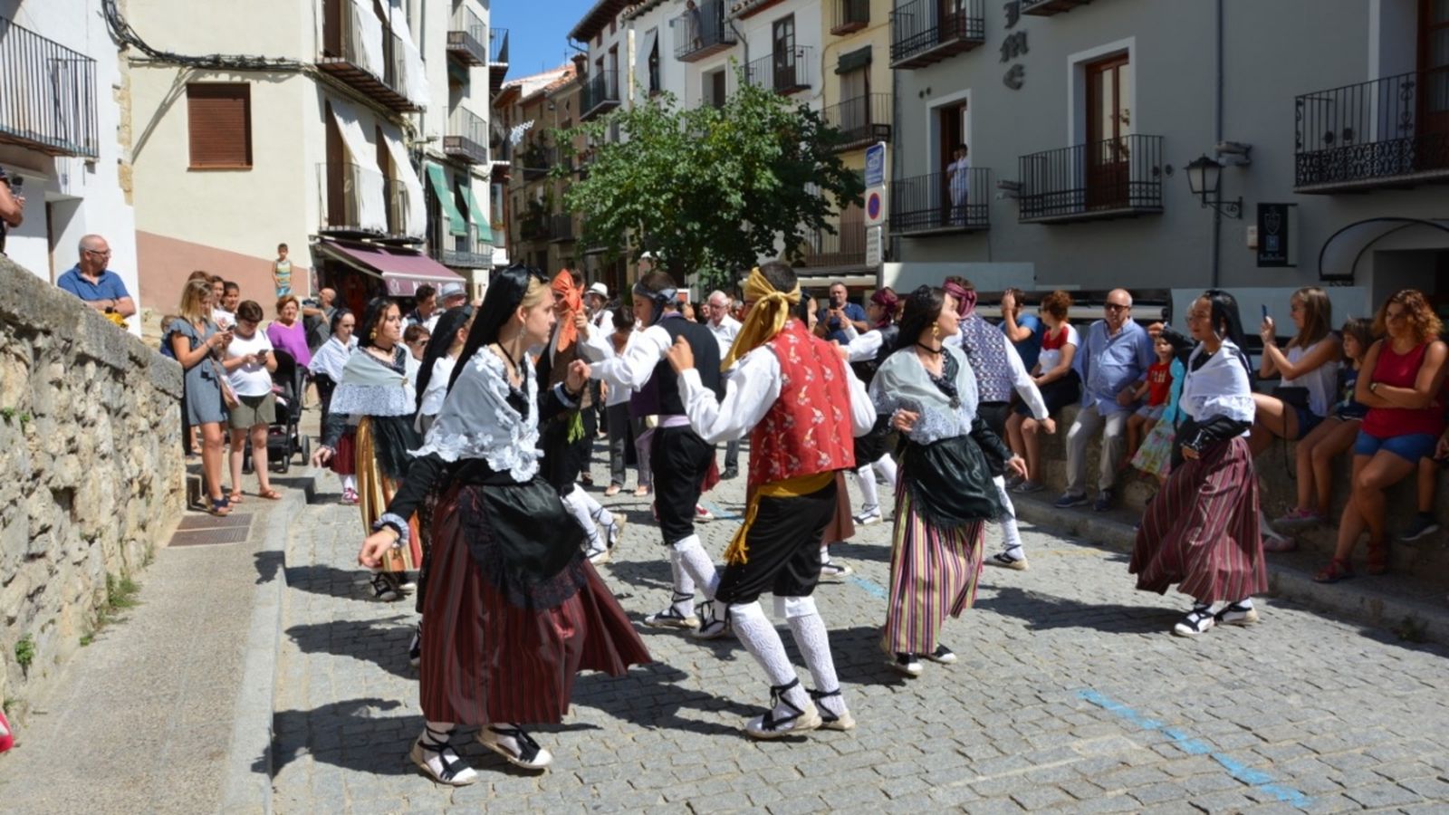 La dansa tradicional de la Corronquina s'ha ballat pels carrers de la ciutat medieval.