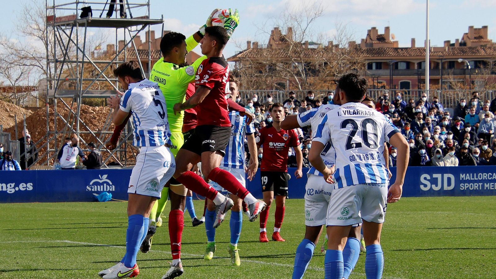 El portea de l'Atlètic Balears, Xavi Ginard, atrapa una pilota durant el partit de huitens de final de la Copa del Rei