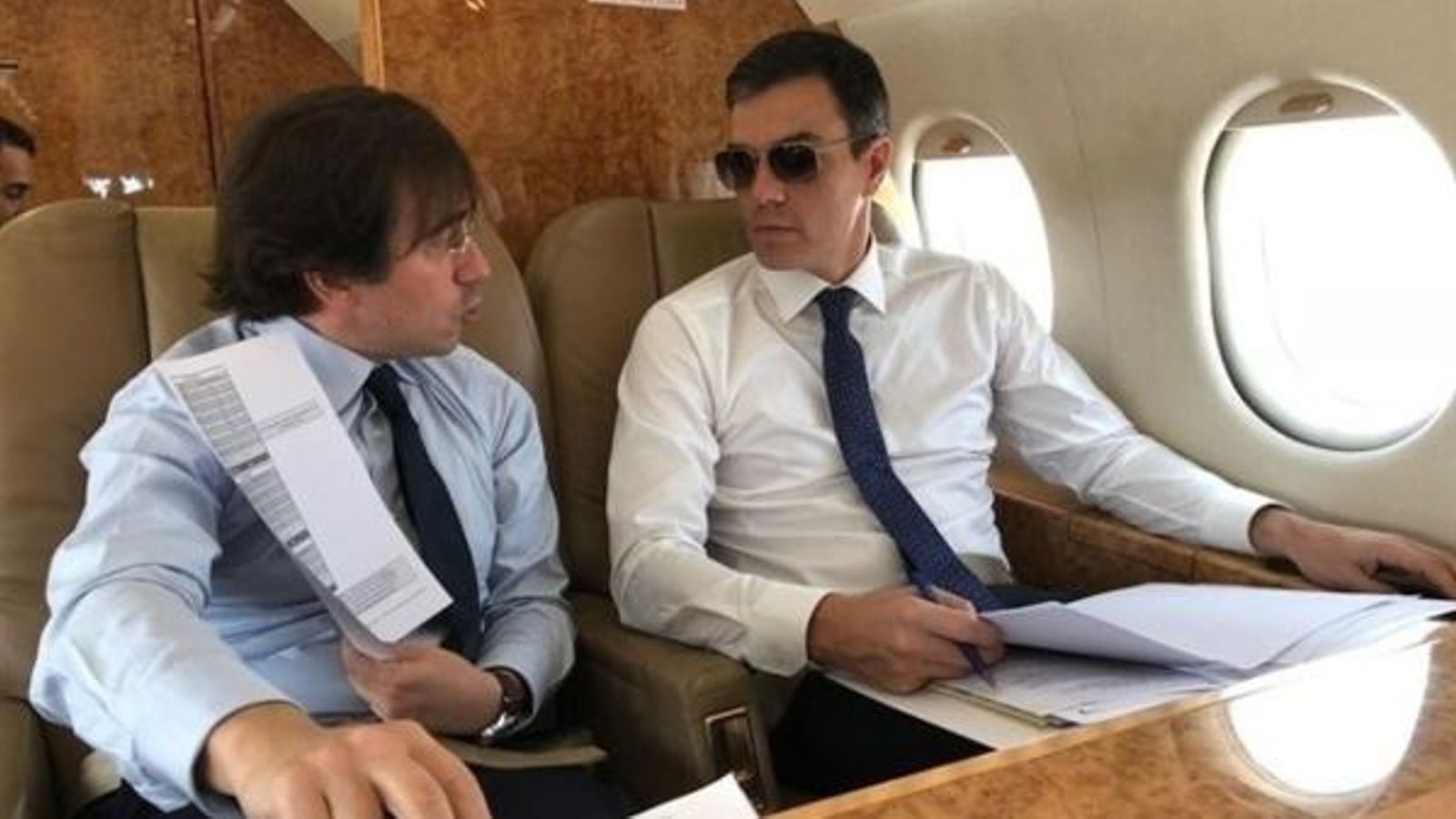 Sánchez (dreta), a bord del Falcon en una imatge d'arxiu