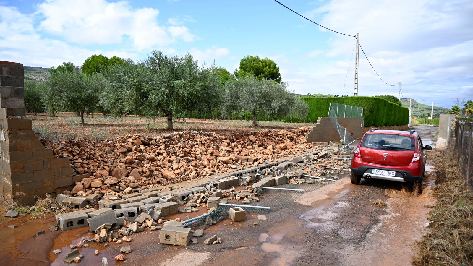 Mur caigut per les pluges en un camp de Borriol, a la Plana Alta