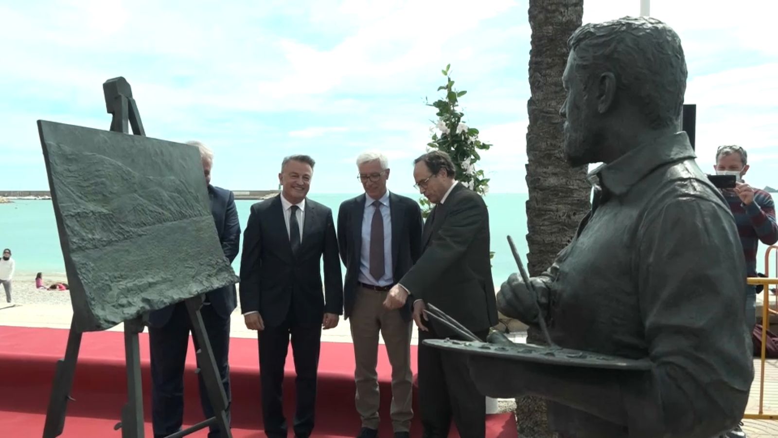 Escultura de bronze que s'ha inaugurat aquest dissabte al passeig de Xàbia, que representa al pintor mirant al cap de Sant Antoni per a pintar un quadre d'aquest espai