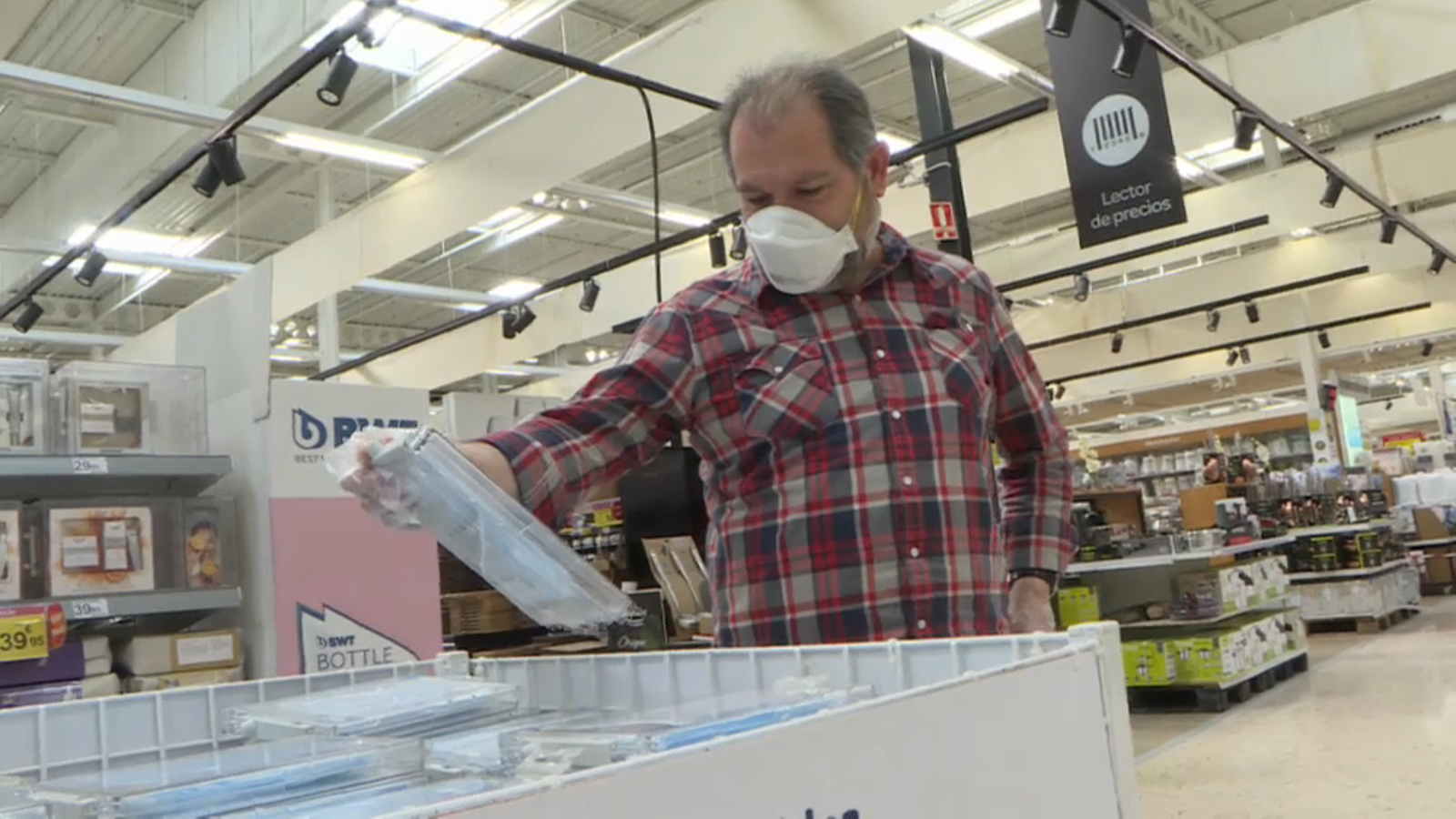 Un home compra mascaretes en un supermercat