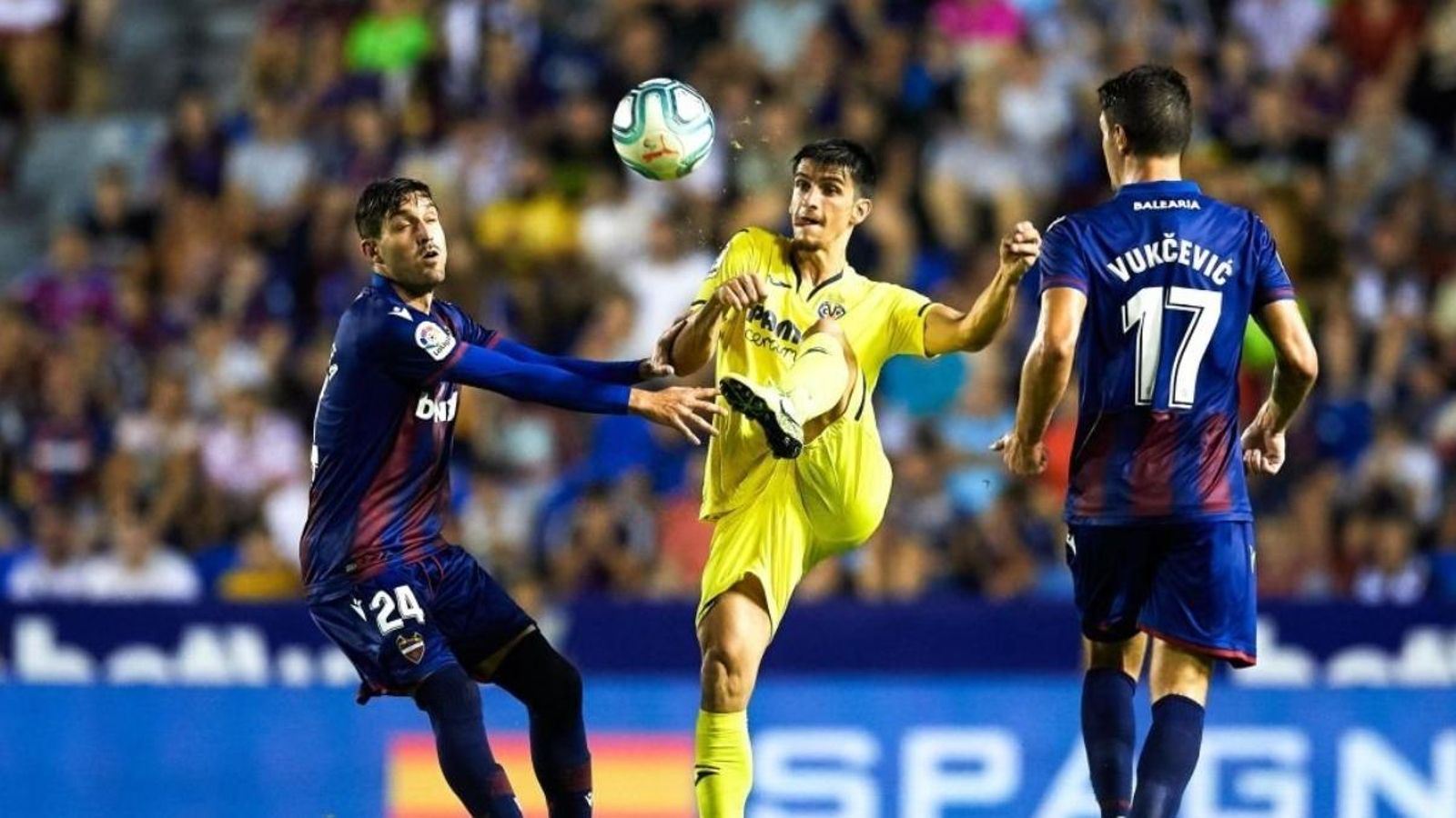 Gerard Moreno lluita per una pilota amb Vukcevic i Campaña