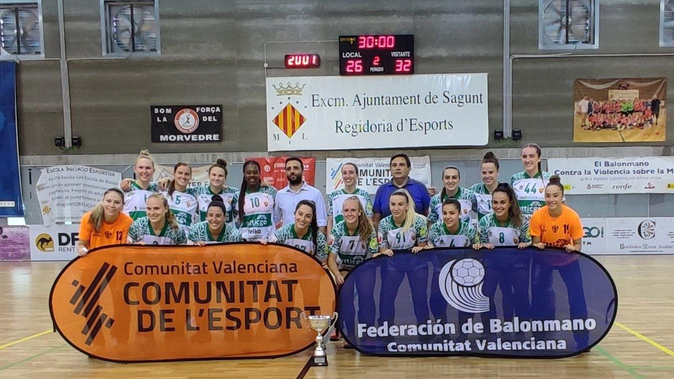 Les jugadores de l'Elx celebren el títol aconseguit a Sagunt
