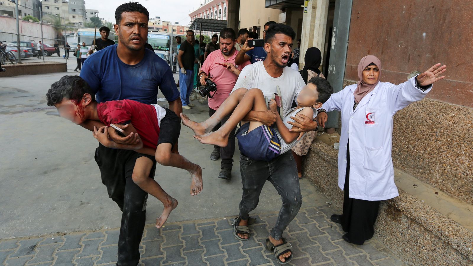 Uns palestins traslladen a l'hospital Nassser de Khan Yunis dos xiquets ferits en un bombardeig israelià