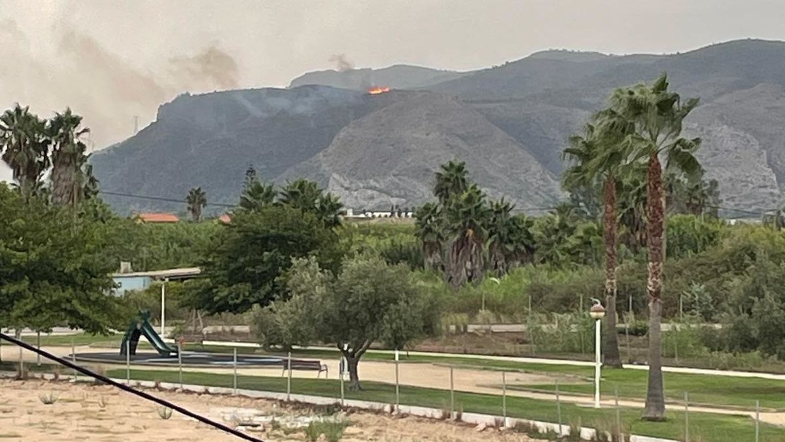 La muntanya de l’Ombria, on s'ha originat el foc pels llamps, vista des de la platja de Tavernes