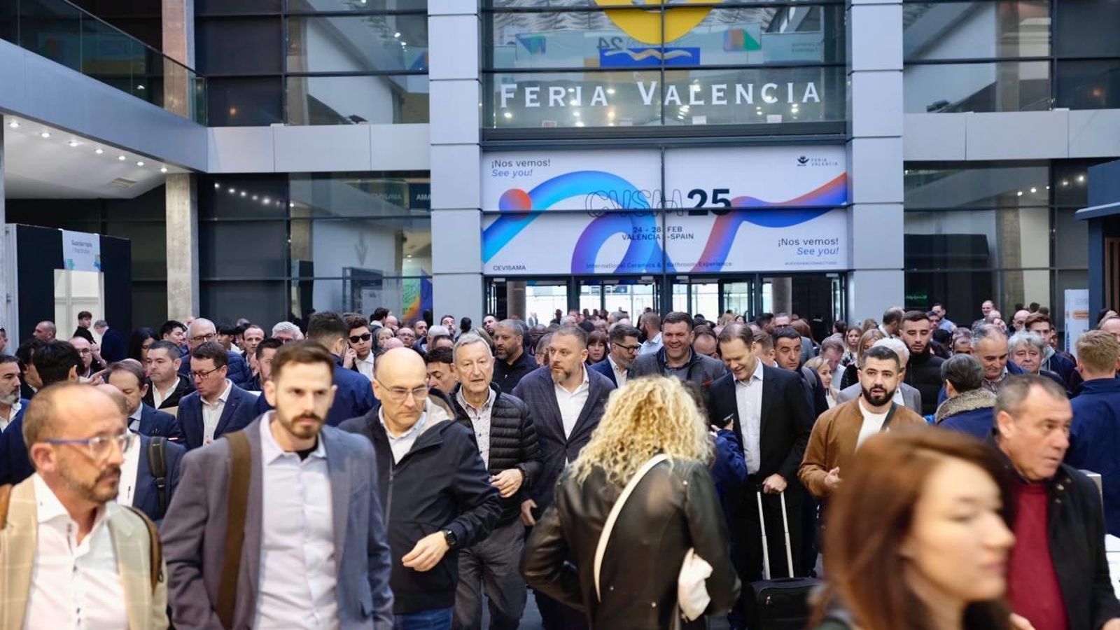 Empresaris i clients del sector ceràmic omplin Cevisama, a Fira València