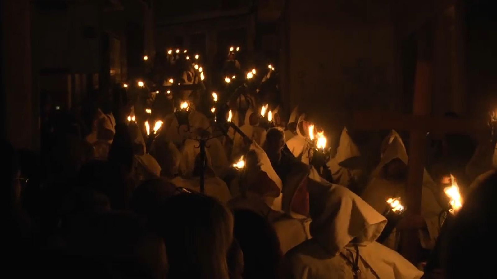 Confrares del Crist de les Ànimes, amb el seu hàbit cistercenc característic, avança pels carrers de Crevillent