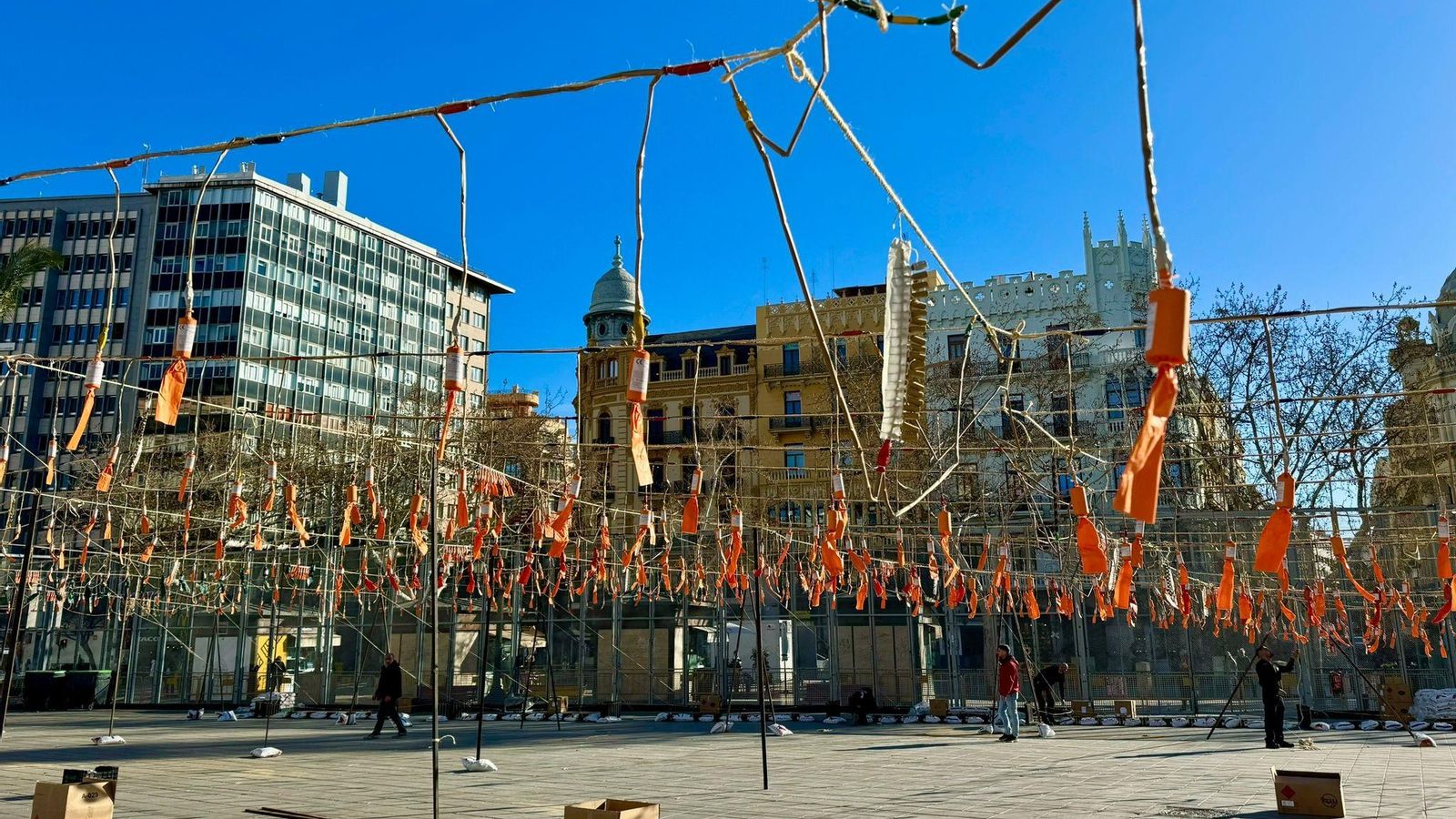 Preparatius de la primera mascletà de les Falles de 2024