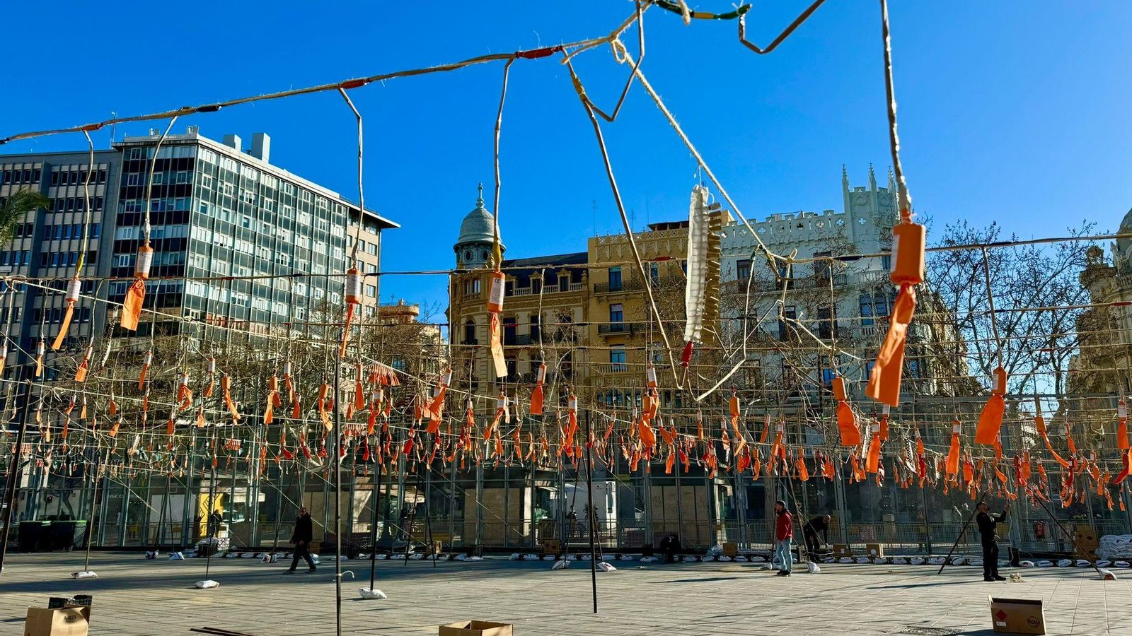 Preparatius de la primera mascletà de les Falles de 2024
