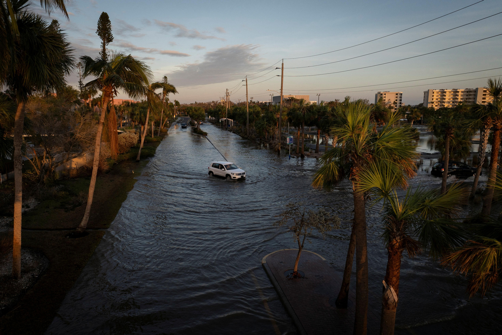 Un cotxe circula per un carrer totalment negat a Siesta Key, Florida