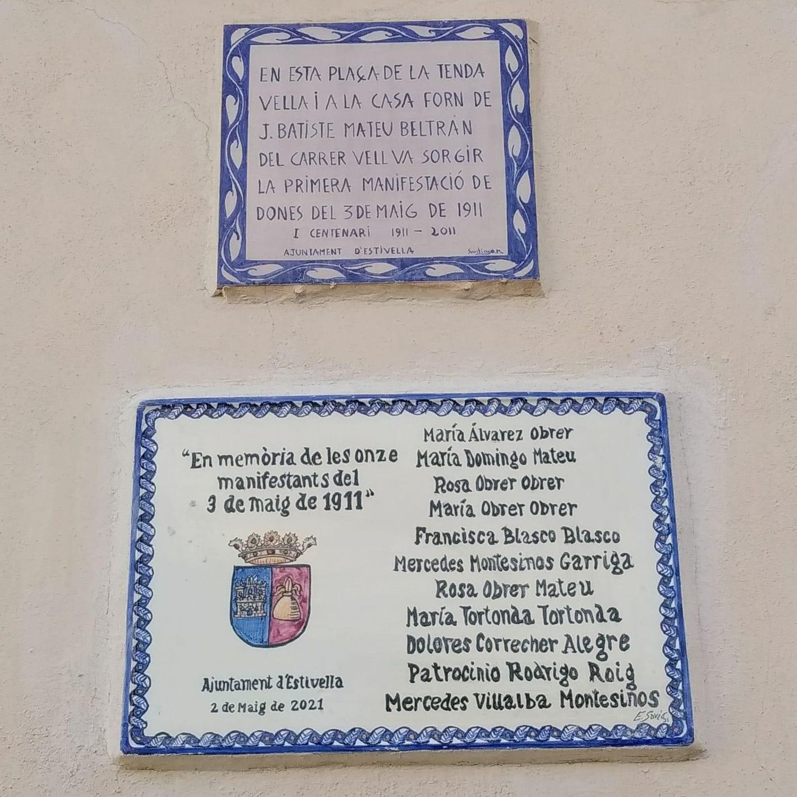 Placa commemorativa en memòria de les onze manifestants, amb els seus noms