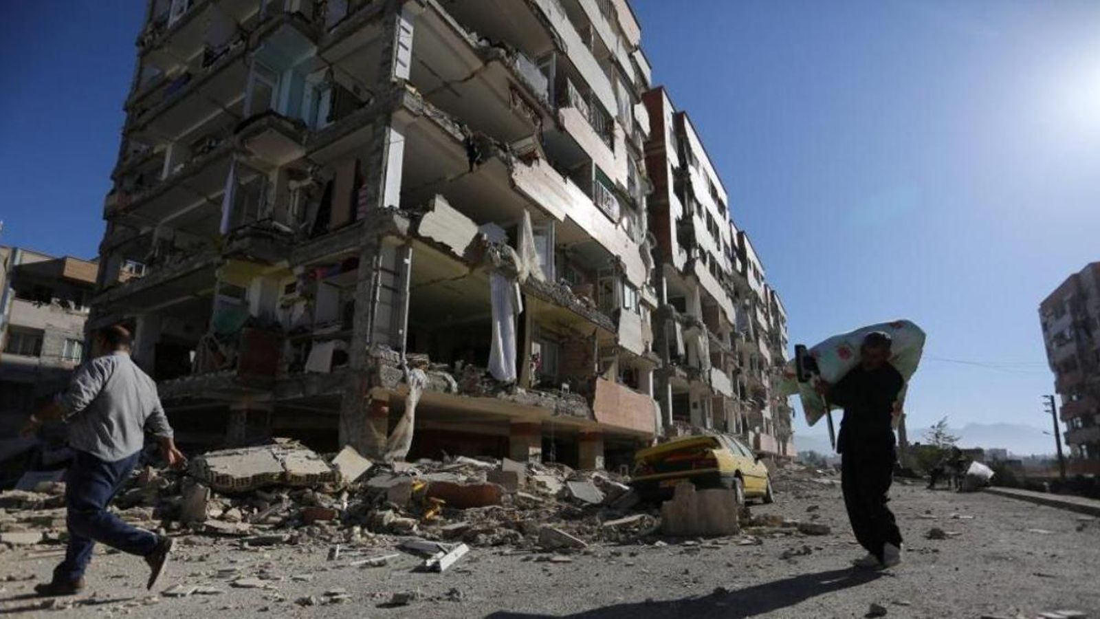 El terratrémol ha provocat talls d'electricitat i d'aigua