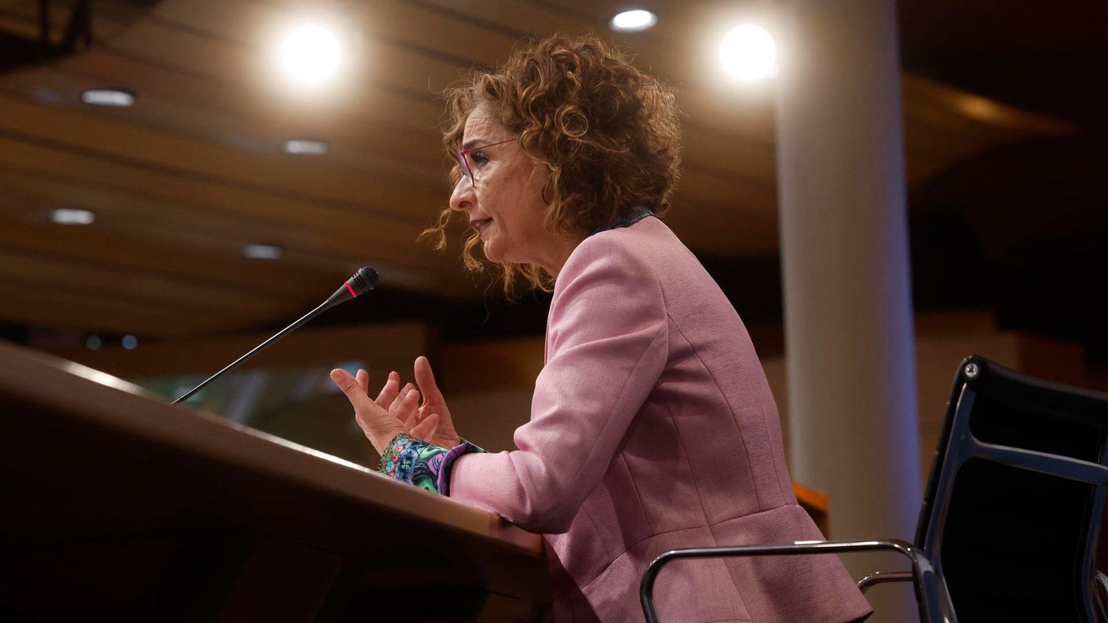 La ministra d'Hisenda en la roda de premsa en què ha presentat les dades del dèficit nacional i de les autonomies